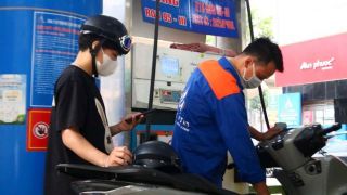 Giá xăng dầu hôm nay 22/8: Dầu diesel ‘rẻ bèo’, xăng RON 92 và E10 chỉ cách đáy 2.600 đồng, giá lăn bánh VinFast VF 5