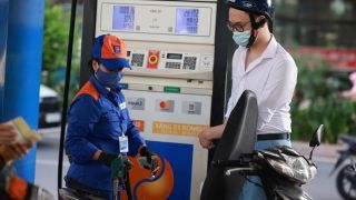 Giá xăng dầu tối nay 21/8: E10 RON 95 chỉ cách đáy chút ít, E5 RON 92 rẻ hơn đỉnh 8.277 đồng, giá đầy bình ô tô Mazda