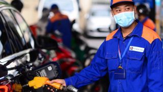 Giá xăng dầu hôm nay 24/8: RON 92 và E10 cách mốc 19.000 đồng/lít không xa, có thể 'phá đáy'? Giá lăn bánh Honda City