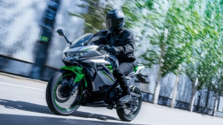 Kawasaki Ninja e-1 ABS 2027 ra mắt, mô tô điện thể thao sở hữu tính năng tăng tốc điện tử e-boost