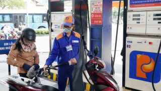 Giá xăng dầu hôm nay 26/8: RON 92 cách đáy 2.642 đồng, E10 ‘sáng cửa’ về 17.000 đồng? giá lăn bánh Toyota Corolla Cross