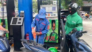 Giá xăng dầu trưa 25/8: Xăng RON 92 và E10 rất gần đáy, dầu diesel rẻ hơn đỉnh 16.200 đồng, giá đầy bình xe ga 110cc