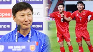 HLV Kim Sang-sik bị làm phiền trước ngày tái đấu Thái Lan, HLV ĐT Việt Nam ứng biến tài tình