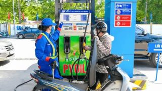 Giá xăng dầu trưa nay 26/8: Xăng E10 RON 95 rất rẻ, E5 RON 92 sẽ về 18.000 đồng/lít? Giá đầy bình ô tô Honda bao nhiêu?