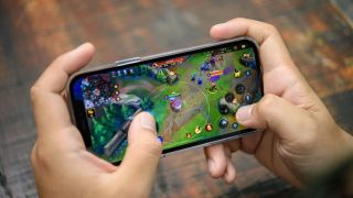 Đánh giá khả năng chơi game trên iPhone X trong năm 2026: Liên Quân, Free Fire vẫn chơi tốt, có cân được các game nặng?