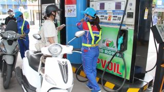 Giá xăng dầu chiều 28/8: Xăng E10 về gần mốc 19.000 đồng/lít, RON 92 giảm cách đáy 2.600 đồng, bình xe côn tay 150-155cc