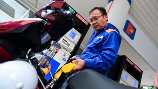 Giá xăng dầu hôm nay 29/8: E10 RON95 'trên đường' về 17.000 đồng, E5 RON92 thậm chí rẻ hơn? Giá đầy bình xe máy Piaggio
