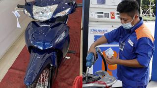 Giá xăng dầu tối nay 28/8: E10 RON95 đã rất gần 17.000 đồng, RON92 'lao dốc' 9.000 đồng từ đỉnh, Honda Wave Alpha cực rẻ