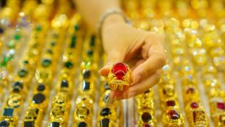 Cập nhật giá vàng hôm nay chiều 29/8: Vàng trong nước giảm rồi tăng vọt, vàng thế giới đảo chiều gấp