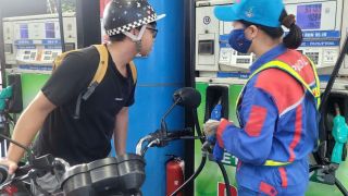Giá xăng dầu hôm nay 30/8: Xăng E10 RON 95 giảm ‘cắm đầu’, E5 RON 92 không xa 17.000 đồng/lít, giá đầy bình xe ga 110cc