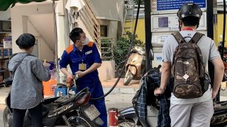 Giá xăng dầu trưa 296/8: E5 RON 92 giảm thấp hơn đỉnh 8.347 đồng, E10 RON 95 đã rất rẻ, bảng giá đầy bình xe ga 125cc