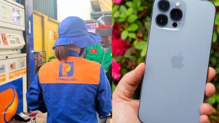 Giá xăng dầu hôm nay 31/8: Dầu diesel giảm gần 17.000 đồng từ đỉnh, xăng E5 rẻ bèo, iPhone 13 giá như máy cỏ