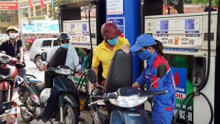 Giá xăng dầu trưa 1/9: Dầu diesel rẻ hơn đỉnh 16.600 đồng, E10 và RON 92 về 18.000 đồng/lít? Giá lăn bánh VinFast VF 5