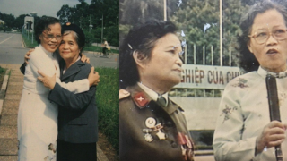 Hai thiếu nữ được chọn kéo cờ trong Lễ tuyên ngôn độc lập 2-9-1945: 1 người về sau là phu nhân Đại tướng Hoàng Văn Thái
