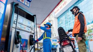 Giá xăng dầu tối nay 4/9: Dầu diesel giảm sát đáy, xăng RON 92 và E10 có về 18.000 đồng/lít? Giá lăn bánh VinFast VF 6