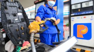 Giá xăng dầu hôm nay 5/9: E10 RON95 và E5 EON92 rất gần 18.000 đồng, Diesel giảm 'cắm đầu', giá đầy bình xe máy Piaggio
