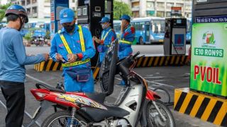 Giá xăng dầu hôm nay 6/9: Xăng RON 92 cách đáy chút ít, E10 có xuống 17.000 đồng/lít? Giá lăn bánh Toyota Corolla Cross