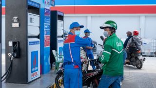 Giá xăng dầu trưa nay 5/9: Xăng E10 RON 95 ‘rẻ như bèo’, E5 RON 92 có xuống 18.000 đồng/lít? Giá đầy bình các mẫu xe số