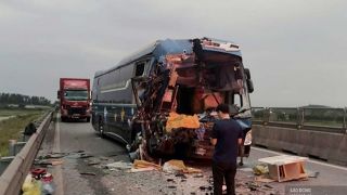 Hiện trường vụ va chạm giữa xe khách giường nằm và xe đầu kéo trên cao tốc khiến 5 người bị thương
