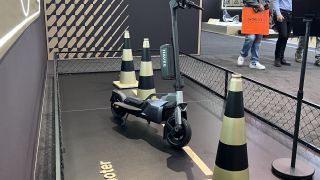 Navee RoboScooter Nexton gây sốt với AI tự cân bằng, liệu có đủ sức đấu Xiaomi và Segway?