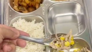 Hơn 3.200 học sinh Hà Nội vừa ăn bán trú 3 ngày đã phải đổi đơn vị: Canh đến muộn, suất ăn thiếu