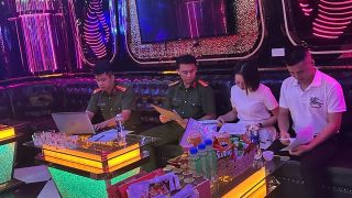 Xôn xao vụ việc nhóm nam nữ không mặc đủ quần áo nhảy múa trong quán karaoke