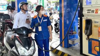 Giá xăng dầu trưa 13/9: E10 ‘bốc hơi’ gần 7.000 đồng từ đỉnh, RON 92 về 18.000 đồng/lít? Giá đầy bình xe côn tay 150cc