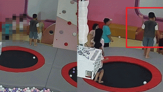 Lý do người phụ nữ làm việc trong cơ quan nhà nước lớn tiếng, đánh bé trai 8 tuổi tại khu vui chơi
