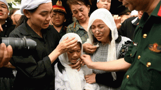 Tang lễ Trung tá Trần Văn Tùng: Đồng đội, người thân, hàng xóm và nhiều người xa lạ đến tiễn biệt