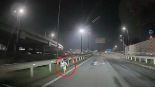 Bé trai đeo balo đi lạc trên đường dẫn cao tốc, bật khóc, nói 1 câu đau lòng khi được hỏi ‘Ba mẹ con đâu’