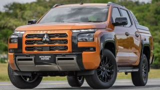 Mitsubishi Triton ‘hất cẳng’ Ford Ranger khỏi ngôi vương bán tải, Toyota Hilux bám đuổi quyết liệt