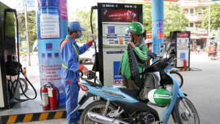Giá xăng dầu hôm nay 15/9: E5 RON 92 và E10 RON 95 ‘có tín hiệu’ xuống 18.000 đồng/lít? Giá đầy bình xe ga 150-160cc