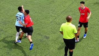 Cầu thủ U19 chơi xấu đối thủ, lao vào ‘cà khịa’ đòi ăn thua với trọng tài khi bị thẻ đỏ
