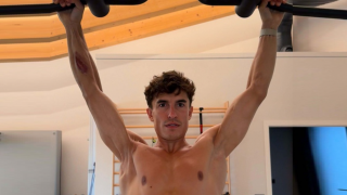 Bác sĩ Marc Marquez tiết lộ sự thật gây sốc: 'Anh ấy đang đua với chỉ một tay rưỡi'