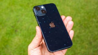 iPhone 13 Mini nhỏ, mạnh như iPhone 13 Pro Max, giá rẻ như bèo tháng 9, bán rất chạy tại Nhật Bản