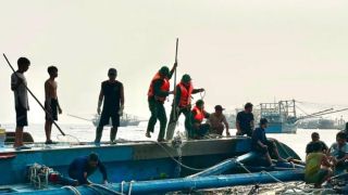Tàu cá chở 10 người lật ngang ngoài biển Phú Quý: 1 thuyền viên 35 tuổi mất tích đang được tìm kiếm