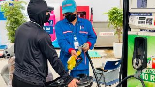 Giá xăng dầu hôm nay 17/9: Xăng E10 RON 95 ‘xa bờ’, E5 RON 92 tăng thêm hơn 2.000 đồng/lít? Giá lăn bánh VinFast VF 3