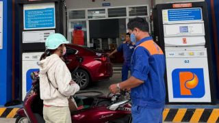 Giá xăng dầu tối 16/9: E5 RON 92 không còn xa đỉnh, E10 RON 95 vượt mốc 26.000 đồng/lít? Bảng giá đầy bình các mẫu xe số