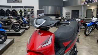 ‘Vua xe số’ 110cc mới của Ý chính thức ra mắt: Thiết kế ‘nét’ hơn Honda Future, trang bị bỏ xa Wave Alpha và RSX, giá rẻ