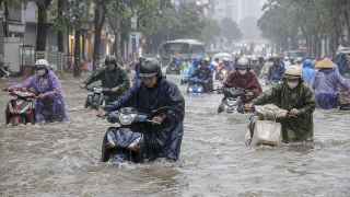 Vì sao Hà Nội mưa lớn kéo dài gây ngập sâu trên diện rộng, cập nhật các điểm úng ngập mới nhất?