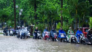 Hà Nội mưa lớn kéo dài, sáng nay tiếp tục có mưa dông: Danh sách các tuyến phố ngập sâu