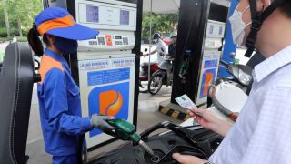 Giá xăng dầu hôm nay 18/9: E5 RON 92 chỉ cách đỉnh 4.971 đồng, E10 RON 95 không còn ‘thấy bờ’, giá đầy bình ô tô Honda
