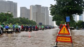 Hà Nội tiếp tục mưa lớn trưa 17/9, cảnh báo dông lốc và ngập úng
