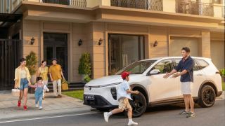 Gia đình 3 thế hệ chọn VinFast VF MPV 7 vì ngồi ở hàng ghế nào cũng êm ái