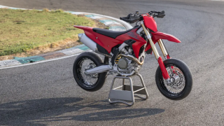 Ducati Desmo450 SM 2027 lộ diện: Supermoto đầu tiên của Ducati trang bị phanh Brembo Stylema