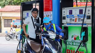Giá xăng dầu hôm nay 19/9: Dầu diesel lên 29.945 đồng/lít, E5 RON 92 và E10 RON 95 ‘xa bờ’, giá lăn bánh VinFast VF 7