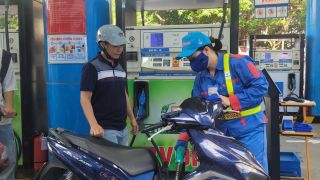 Giá xăng dầu tối nay 19/9: Xăng E5 RON 92 tăng đến mốc 25.130 đồng/lít, E10 RON 95 còn cao hơn, giá đầy bình xe ga 110cc
