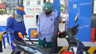 Giá xăng dầu trưa nay 21/9: Dầu diesel gần 30.000 đồng/lít, E10 RON 95 và E5 RON 92 ‘xa bờ’, giá lăn bánh VinFast VF 5
