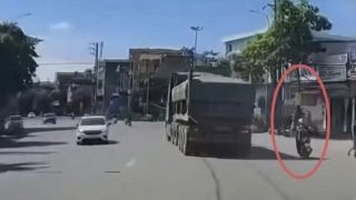 Camera ghi cảnh xe tải rẽ ẩu, cuốn xe máy và người vào gầm: Diễn biến sau đó gây chú ý