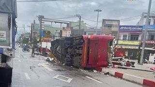 Tai nạn liên hoàn khiến ô tô giường nằm chở 13 người lật trên QL1, nhiều người bị thương 
